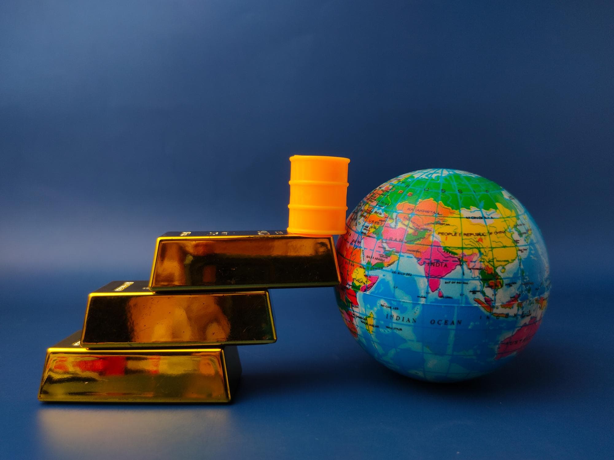 Gold Prices Slip Amid Middle East Tensions — What’s Really Driving the Market Now?