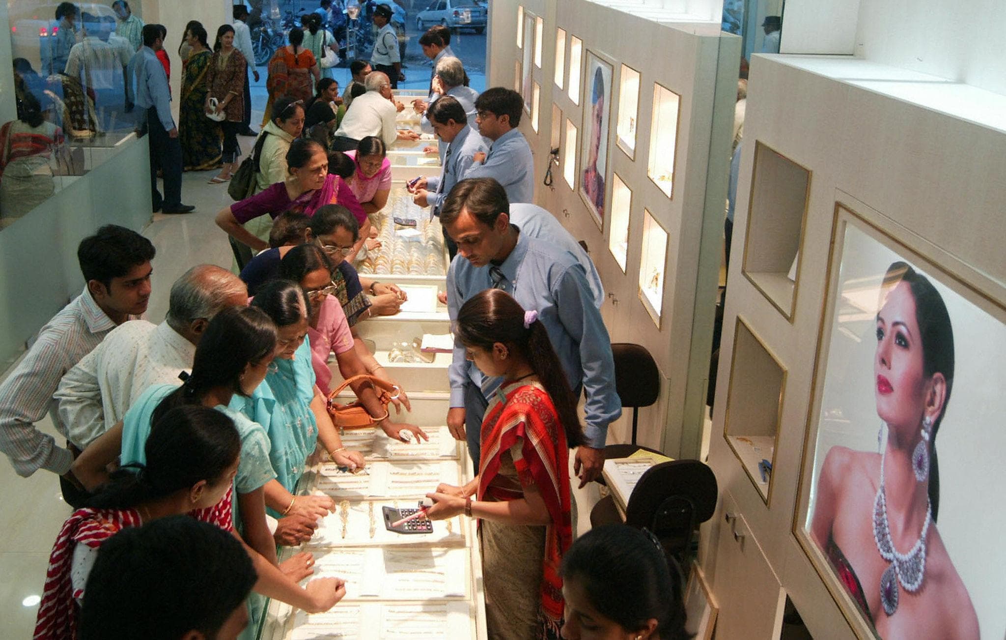 Gold Rate Today (₹1.52L): Buy Now or Wait? 2026 Market Trend & Expert Prediction